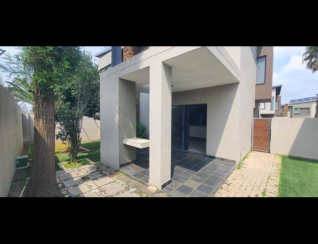 4 BEDROOM TOWNHOUSE FOR SALE IN GLEN MARAIS